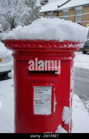 London, Großbritannien. 12.. Dezember 2022. Ein roter Postkasten, der nach einem Schneesturm über Nacht mit Schnee bedeckt war. Die winterlichen Bedingungen in England haben über Nacht mehrere Zentimeter Schnee um London, Anglia und Kent gesehen, mit einer gelben Wetterwarnung von Met Office vor Schnee und Eis für den Norden Schottlands. Kredit: SOPA Images Limited/Alamy Live News Stockfoto