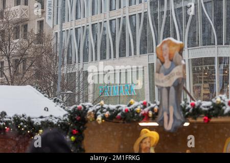 PRAG, Tschechische Republik – DEZEMBER 12. 2022: Primark-Zeichen mit Weihnachtsdekorationen im Vordergrund Stockfoto
