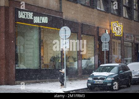 PRAG, Tschechische Republik – DEZEMBER 12. 2022: Bageterie Boulevard Restaurant auf einem Wenzelsplatz, verschneite Weihnachtszeit Stockfoto