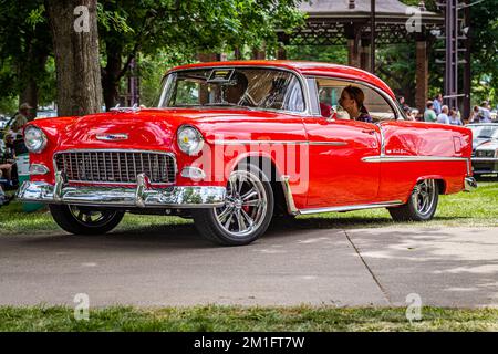 Des Moines, IA - 03. Juli 2022: Blick aus der unteren Perspektive auf eine 1955 Chevrolet BelAir Hardtop Coupe auf einer lokalen Automesse. Stockfoto