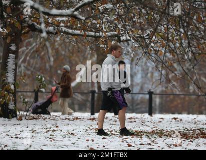 Im Hyde Park im Zentrum von London trägt ein Mann Shorts und meistert den Schnee. Schnee und Eis haben sich über Teile Großbritanniens ausgebreitet, und die kalten winterlichen Bedingungen werden tagelang anhalten. Foto: Montag, 12. Dezember 2022. Kredit: Isabel Infantes/Alamy Live News Stockfoto