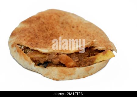 Mischung aus Kartoffeln, gebratenen Fingern, pürierten Fava-Bohnen, gebratener Aubergine, ägyptischem Falafel-grünen Burger, gekochten Eiern und Tahini gefüllt in einem Shami flatbre Stockfoto