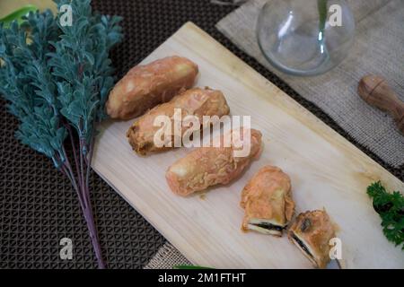 Gebratene Banane mit verschiedenen Belägen, Pisang Goreng Lumer ist traditionelles Essen aus Indonesien Stockfoto