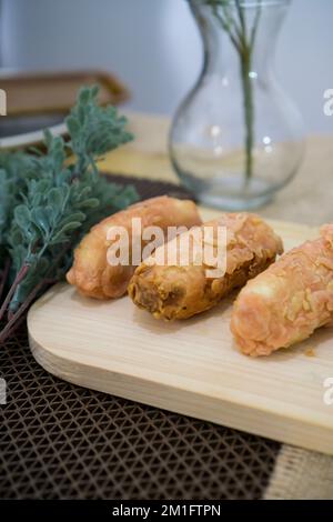 Gebratene Banane mit verschiedenen Belägen, Pisang Goreng Lumer ist traditionelles Essen aus Indonesien Stockfoto