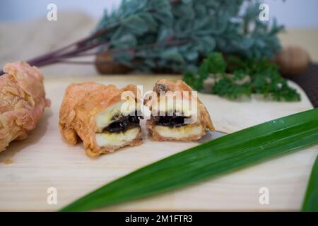 Gebratene Banane mit verschiedenen Belägen, Pisang Goreng Lumer ist traditionelles Essen aus Indonesien Stockfoto