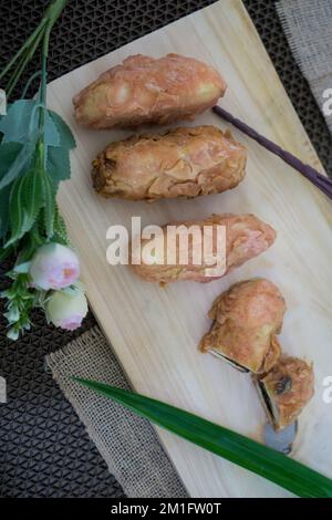 Gebratene Banane mit verschiedenen Belägen, Pisang Goreng Lumer ist traditionelles Essen aus Indonesien Stockfoto