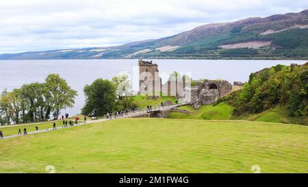 Wunderschöne Burgruine am Loch Ness, zwischen Fort William und Inverness, Urquhart Castle, Schottland Stockfoto