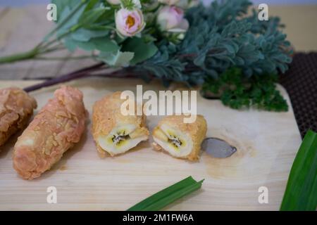 Gebratene Banane mit verschiedenen Belägen, Pisang Goreng Lumer ist traditionelles Essen aus Indonesien Stockfoto