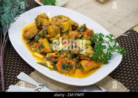 Ayam rica-rica ist ein traditionelles Gericht aus Manado Indonesia Chicken mit würzigen Gewürzen Stockfoto