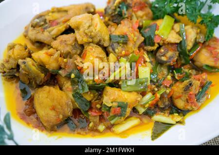 Ayam rica-rica ist ein traditionelles Gericht aus Manado Indonesia Chicken mit würzigen Gewürzen Stockfoto
