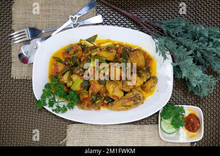 Ayam rica-rica ist ein traditionelles Gericht aus Manado Indonesia Chicken mit würzigen Gewürzen Stockfoto