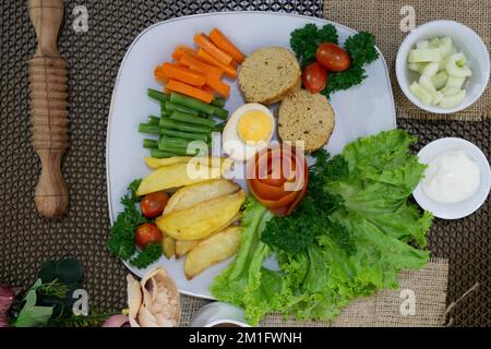 Indonesische Galantine Food ist ein traditionelles javanesisches Gericht, das europäische Einflüsse hat, die aus Fleisch und Gemüse in der Teller bestehen Stockfoto