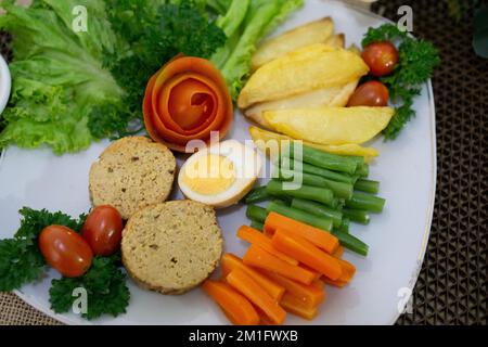 Indonesische Galantine Food ist ein traditionelles javanesisches Gericht, das europäische Einflüsse hat, die aus Fleisch und Gemüse in der Teller bestehen Stockfoto