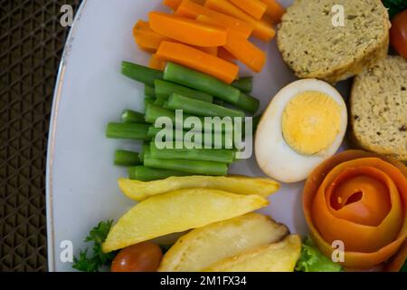 Indonesische Galantine Food ist ein traditionelles javanesisches Gericht, das europäische Einflüsse hat, die aus Fleisch und Gemüse in der Teller bestehen Stockfoto