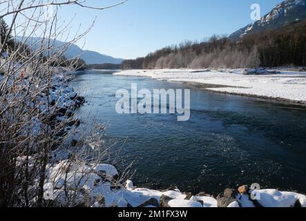 Winterlandschaft des Eagle Run Deiches in Brackendale, Squamish, British Columbia, Kanada Stockfoto
