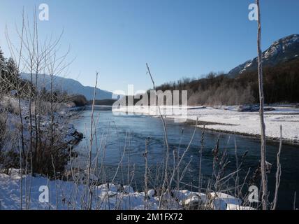Winterlandschaft des Eagle Run Deiches in Brackendale, Squamish, British Columbia, Kanada Stockfoto