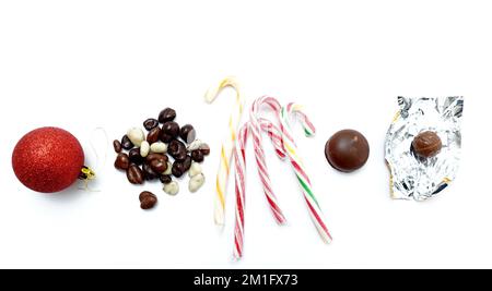 Minzbonbons auf Weiß. weihnachtsthema. Stockfoto