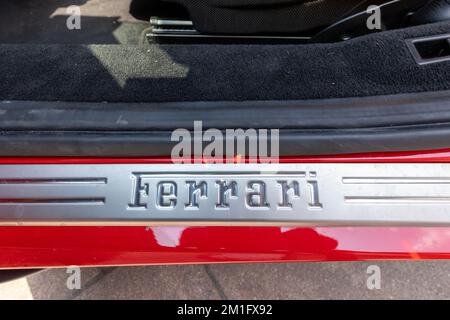 Slowenien, Ljubljana - 2. Juni 2022: Roter Ferrari F8 Tributo Italienischer Luxussportwagen Stockfoto