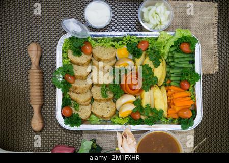 Indonesische Galantine Food ist ein traditionelles javanesisches Gericht, das europäische Einflüsse hat, die aus Fleisch und Gemüse in der Teller bestehen Stockfoto