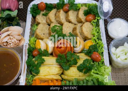 Indonesische Galantine Food ist ein traditionelles javanesisches Gericht, das europäische Einflüsse hat, die aus Fleisch und Gemüse in der Teller bestehen Stockfoto