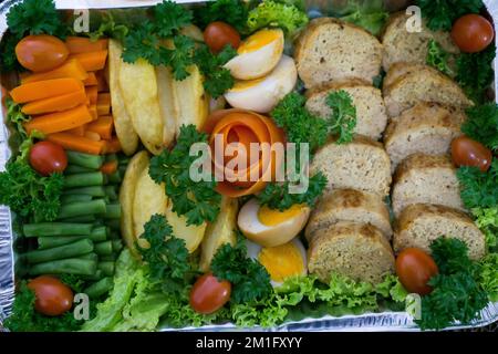 Indonesische Galantine Food ist ein traditionelles javanesisches Gericht, das europäische Einflüsse hat, die aus Fleisch und Gemüse in der Teller bestehen Stockfoto