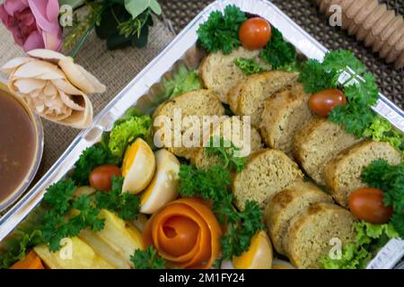 Indonesische Galantine Food ist ein traditionelles javanesisches Gericht, das europäische Einflüsse hat, die aus Fleisch und Gemüse in der Teller bestehen Stockfoto