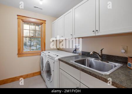 Ein wunderschönes zeitgemäßes, rustikales Haus mit Waschraum-Design Stockfoto