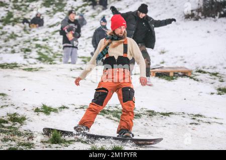 London, Großbritannien. 12.. Dezember 2022. Die Leute im Greenwich Park haben Spaß im Schnee mit den vielen schneebedeckten Hügeln des Royal Park, die viel Platz für Wanderer und diejenigen bieten, die Schlitten fahren, Rodeln und sogar Snowboard fahren wollen. Kredit: Imageplotter/Alamy Live News Stockfoto