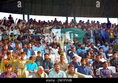 Cricketliebhaber genießen den vierten Tag des 2.-Testspiels zwischen Pakistan und England, das am Montag, den 12. Dezember 2022 im Multan Cricket Stadium stattfindet. Stockfoto