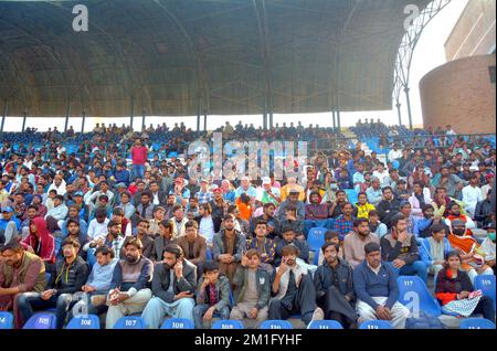 Cricketliebhaber genießen den vierten Tag des 2.-Testspiels zwischen Pakistan und England, das am Montag, den 12. Dezember 2022 im Multan Cricket Stadium stattfindet. Stockfoto