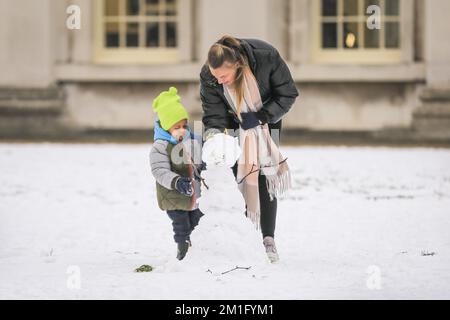 London, Großbritannien. 12.. Dezember 2022. Die Leute im Greenwich Park haben Spaß im Schnee mit den vielen schneebedeckten Hügeln des Royal Park, die viel Platz für Wanderer und diejenigen bieten, die Schlitten fahren, Rodeln und sogar Snowboard fahren wollen. Kredit: Imageplotter/Alamy Live News Stockfoto
