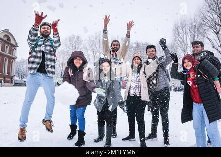 London, Großbritannien. 12.. Dezember 2022. Eine Gruppe von Studenten der Greenwich University haben eine Schneeballschlacht. Die Leute im Greenwich Park haben Spaß im Schnee mit den vielen schneebedeckten Hügeln des Royal Park, die viel Platz für Wanderer und diejenigen bieten, die Schlitten fahren, Rodeln und sogar Snowboard fahren wollen. Kredit: Imageplotter/Alamy Live News Stockfoto