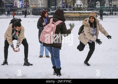 London, Großbritannien. 12.. Dezember 2022. Eine Gruppe von Studenten der Greenwich University haben eine Schneeballschlacht. Die Leute im Greenwich Park haben Spaß im Schnee mit den vielen schneebedeckten Hügeln des Royal Park, die viel Platz für Wanderer und diejenigen bieten, die Schlitten fahren, Rodeln und sogar Snowboard fahren wollen. Kredit: Imageplotter/Alamy Live News Stockfoto