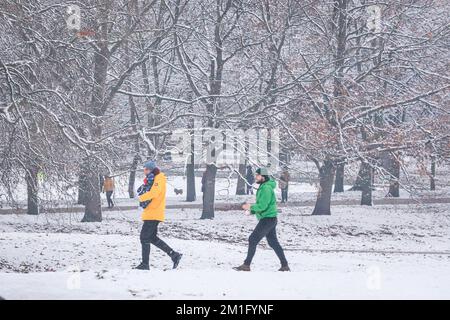 London, Großbritannien. 12.. Dezember 2022. Die Leute im Greenwich Park haben Spaß im Schnee mit den vielen schneebedeckten Hügeln des Royal Park, die viel Platz für Wanderer und diejenigen bieten, die Schlitten fahren, Rodeln und sogar Snowboard fahren wollen. Kredit: Imageplotter/Alamy Live News Stockfoto