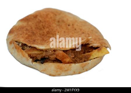 Mischung aus Kartoffeln, gebratenen Fingern, pürierten Fava-Bohnen, gebratener Aubergine, ägyptischem Falafel-grünen Burger, gekochten Eiern und Tahini gefüllt in einem Shami flatbre Stockfoto