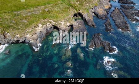 Felsige Ufer der Keltischen See entlang der Route des Wild Atlantic Way, Blick von oben. Seascape der Südküste Irlands. Wunderschöne Felshänge. Stockfoto