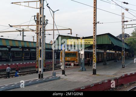 Foto eines elektrischen Lokalzugs, der an einer Kreuzung des indischen Eisenbahnsystems steht. Kalkutta, Westbengalen, Indien, am 2022. November Stockfoto