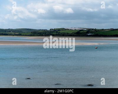 Sandy-Meeresboden bei Ebbe. Malerische Küstenlandschaft an einem sonnigen Tag. Eine Sandbank. Stockfoto