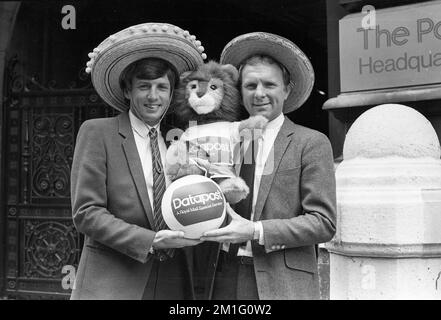 Martin Peters und Bobby Moore, Gewinner der englischen Fußball-Weltmeisterschaft 1982, mit dem Maskottchen Willie Stockfoto