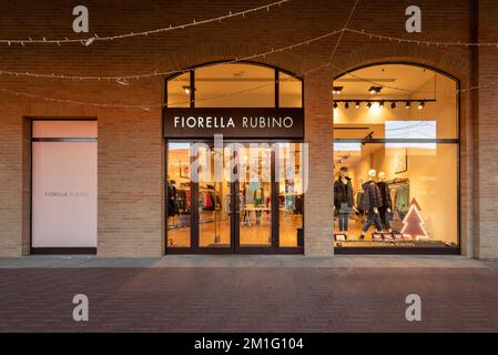 Mondovì, Italien - 07. Dezember 2022: Fiorella Rubino Damenbekleidungsgeschäft im Outlet-Dorf Mondovicino, Fiorella Rubino ist eine italienische Marke von Curvy wo Stockfoto