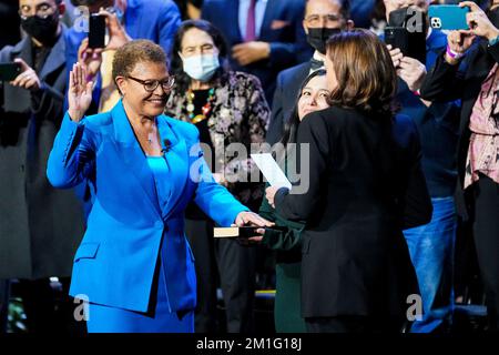 Los Angeles, Kalifornien, USA. 11.. Dezember 2022. Bürgermeisterin Karen Bass (Demokrat von Los Angeles, Kalifornien), wird am Sonntag, den 11. Dezember, von der Vizepräsidentin der Vereinigten Staaten, Kamala Harris, bei einer Eröffnungszeremonie in Los Angeles, Kalifornien, USA, vereidigt. 2022. Bass, eine sechsjährige Kongressabgeordnete, wurde letzten Monat zur ersten weiblichen und zweiten schwarzen Bürgermeisterin von Los Angeles gewählt, die auf einer Plattform kandierte, die ihre Anfänge als Organisatorin der Gemeinde und ihre Erfahrung als Veteranengesetzgeber in Sacramento und Washington betonte. Kredit: Eric Thayer/Pool über CNP/dpa/Alamy Live News Stockfoto