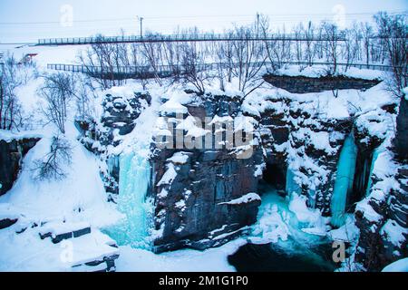 Gefrorene Wasserfalllandschaft im Abisko-Nationalpark, Schweden im Winter Stockfoto