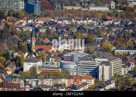 Luftaufnahme, Blick auf das Stadtzentrum mit Elektrofahrzeug. Krankenhaus Hamm und Gemeinde St. Franziskus von Assisi Liebfrauenkirche im Bezirk Rhynern in Hamm, Ruhrgebiet, Stockfoto