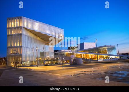 Nachtsicht auf das Opernhaus Oslo National Opera House in Norwegen Stockfoto