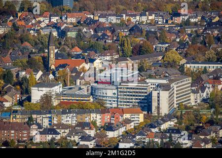Luftaufnahme, Blick auf das Stadtzentrum mit Elektrofahrzeug. Krankenhaus Hamm und Gemeinde St. Franziskus von Assisi Liebfrauenkirche im Bezirk Rhynern in Hamm, Ruhrgebiet, Stockfoto