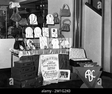 Besuchen Sie Claridge's Gift Shop in Grimsby für eine Show im The Ritz - ABC Cinema in Cleethorpes, Lincolnshire, England im Jahr 1950 von WILLIAM POWELL MARK STEVENS und BETSY DRAKE in DANCING IN THE DARK 1949 Regisseur Irving Reis Twentieth Century Fox Stockfoto