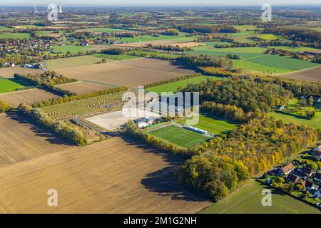 Luftaufnahme, Baustelle und neues Gebäude Sportplatz mit Ständen und Clubgebäude mit Sporttagesstätte Papenloh an der Lohschule in Stockfoto