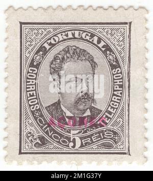 AZOREN - 1882: Eine 5 reis Schieferfrankierung, die ein Porträt von König Luiz (Dom Luís I) darstellt. Briefmarken Portugals mit rotem Aufdruck „ACORES“. Dom Luís I (31. Oktober 1838 in Lissabon – 19. Oktober 1889 in Cascais), bekannt als Popular, war von 1861 bis 1889 Mitglied des herrschenden Hauses von Braganza und König von Portugal. Der zweite Sohn der Königin Maria II. Und ihres Gemahls, König Ferdinand, trat nach dem Tod seines älteren Bruders König Pedro V. Luís auf den Thron, ein kultivierter Mann, der in der Poesie die Sprache schrieb, aber keine besonderen Gaben in der Politik hatte Stockfoto