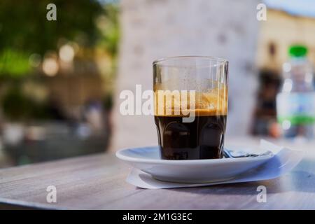 Ein Glas schwarzen Kaffee in einem Café Stockfoto