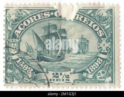 AZOREN - 1898. April 1: Blaugrüner Briefmarken von 2½ reis, der die abfliegende Flotte anzeigt. Vasco da Gama Issue, 4. Jahrhundert der Entdeckung der Route nach Indien durch Vasco da Gama. Vasco da Gamas Reise nach Indien im Jahr 1497-1498 war Gegenstand einer Ausgabe von 1898. Die Vasco-da-Gama-Entwürfe wurden auch in den afrikanischen Kolonien verwendet und wurden in Afrika statt in Portugal eingeschrieben. Das war das einzige allgemeine Thema für Kolonien. Vasco da Gama, 1. Graf von Vidigueira, war ein portugiesischer Forscher und der erste Europäer, der Indien über das Meer erreichte. Seine erste Reise nach Indien über das Kap der Guten Hoffnung Stockfoto